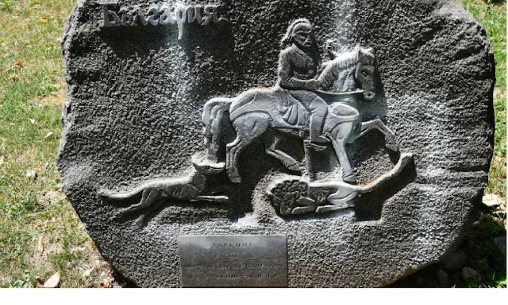 Σκόπια: «Έβαψαν» βουλγαρικό μνημείο με τη ναζιστική σβάστικα